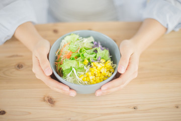 サラダを持つ女性