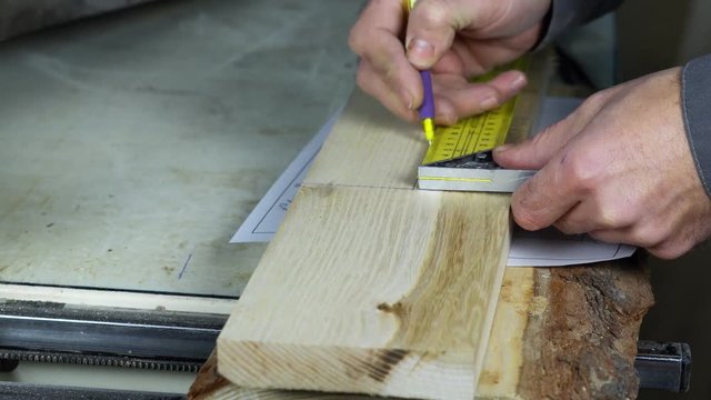 carpenter measures the item