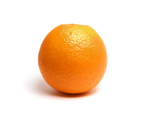 апельсин на белом фоне с тенью