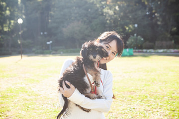 Fototapeta premium 愛犬と飼い主の女性のポートレート