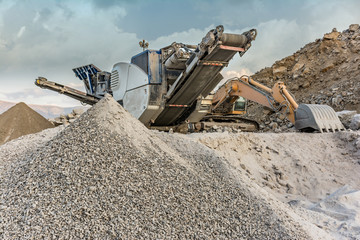 Transformation of stone in gravel with heavy machinery