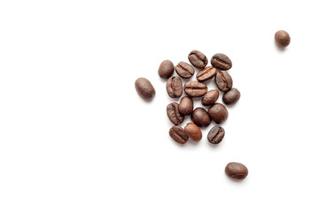 Obraz premium Roasted coffee beans isolated on white background. Close-up.