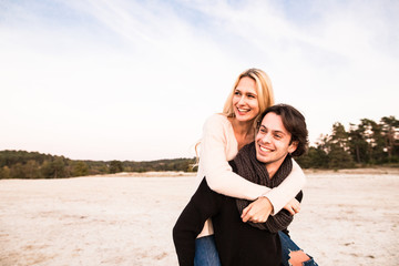 Junges gl&uuml;ckliches Paar in der Natur 