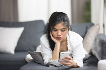 スマホ・ソファ・女性