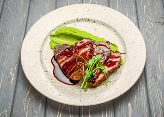 steak with pea sauce and mashed potatoes