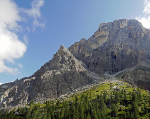 immagine estiva delle cime montuose dolomitiche in Italia