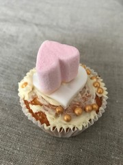 A decoraties Valentine heart cupcake with golden candy