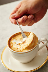 Cracking creme brulee 