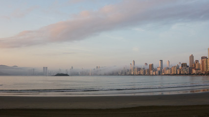Fototapeta na wymiar Nebelschleier am Morgen über dem Strandresort Balneario Camboriu