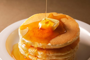 ホットケーキ　Pour the honey on pancakes