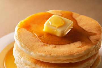 ホットケーキ　Pour the honey on pancakes
