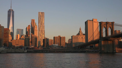 Naklejka premium Brooklyn Bridge and Manhattan at the sunset New York City