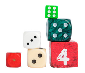 Dadi da gioco su sfondo bianco