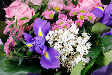 Blumenstrauß in Violett und Rosa