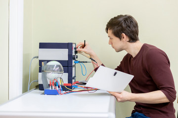Obraz premium student conduct experiments in school laboratory b