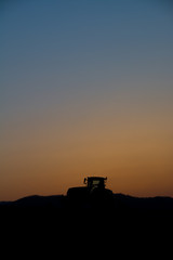 Fototapeta premium 春の夕暮の農作業