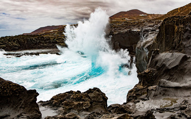 Onde sulla scogliera Caletón di Gran Canaria - Isole Canarie