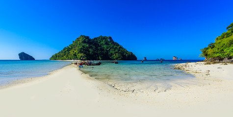 View to Chicken island. Paradise beach which connects 3 tropical islands together (Koh Kai, Koh Tup & Koh Mor). Andaman sea, Krabi province, Thailand. © Simon Dannhauer