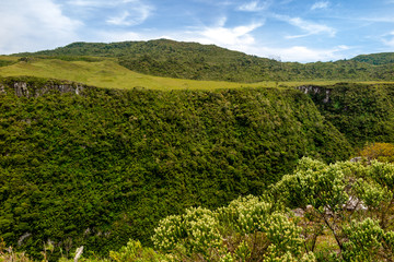 Walls of the Espraiado Canyon, with lots of vegetation, blue sky with clouds, city of Grão Para, Santa Catarina, Brazil