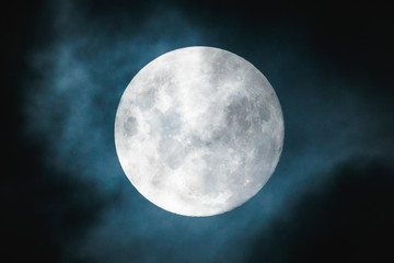 Obraz na płótnie Canvas Full moon: A full moon in the sky with clouds. Une pleine lune entourée de nuages à l'île de la Réunion (974)