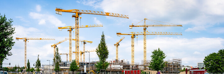 Große Baustelle mit Kränen als Panorama Hintergrund