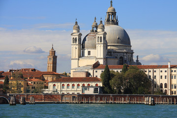 Fototapeta na wymiar la basilique Santa Maria della Salute à Venise en Italie