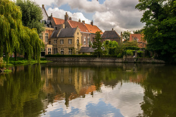 Fototapeta na wymiar Vistas en un lago de Brujas, Bélgica