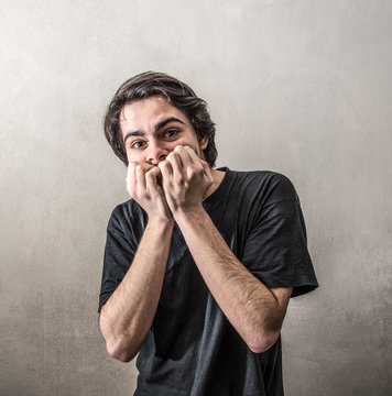 ragazzo dall'espressione incredula e preoccupata