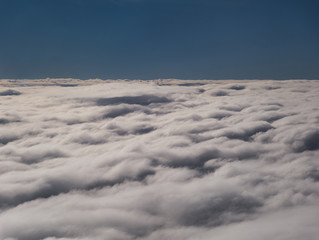 Ein Meer aus dicken Wolken aus der Sicht von oben