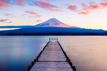 Papier Peint photo autocollant Mont Fuji Mt. Fuji avec un quai de premier plan dans le lac Kawaguchi, Japon