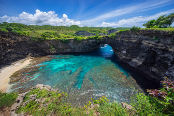 Fototapeta na wymiar View of Broken bay in Nusa Penida, Bali. Blue sky and turquoise ocean water