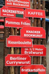 Schilder Pommes Bratwurst Boulette Kaffee