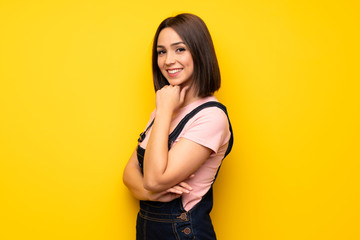 Obraz premium Portrait of young woman over white wall