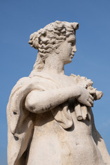 Fototapeta na wymiar Antica statua di marmo raffigurante una donna