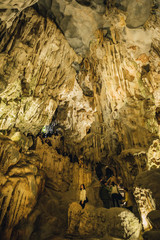 Fototapeta na wymiar ベトナム・ハロン湾・ティエンクン洞窟