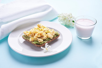 sandwich with egg and avocado