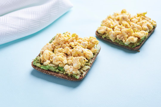 sandwich with egg and avocado