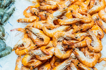 Etal de poissonnier, crevettes fraiches, Marché St Josep La Boqueria, Espagne, Barcelone