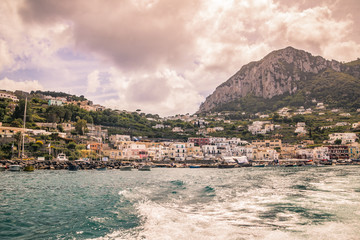 Impressionen einer Bootsfahrt rund um die Insel Capri im Frühjahr, Italien