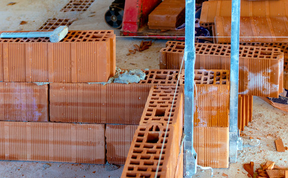 Construction of new partitioning walls with thermo-brick blocks..Detail of a node of intersection of the walls