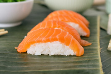 Sushi Nigiri Lachs auf Bananenblätter