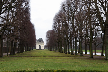 Naklejka premium herrenhausen garden pavilion in the winter dry trees cloudy