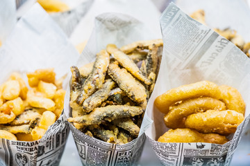 Cornets de friture, snack au marché couvert La Boqueria, Barcelone