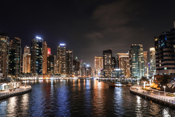 Naklejka na ściany i meble DUBAI, UNITED ARAB EMIRATES - NOVEMBER 03, 2018: Night cityscape of marina district with illuminated buildings