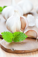 Garlics and fresh mint leaves