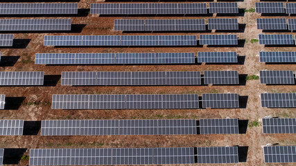 Aerial view of solar power plant in desert, United States. Solar panels field (solar cell) from above. Alternative energy, ecology power conservation concept. Drone Shot, Solar station © WADII
