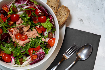 Salad with tuna and tomato