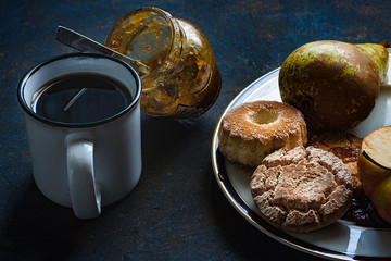 DESAYUNO CON TAZA DE CAFÉ NEGRO, PASTAS DE PERA ,MANZANA Y TARRO DE MERMELADA