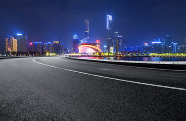 Fototapeta na wymiar The expressway and the modern city skyline are in guangzhou, China.