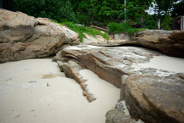 Fototapeta premium flaky rocks on yhe thailand beach